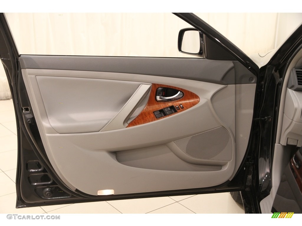 2009 Toyota Camry XLE V6 Ash Door Panel Photo #119880125