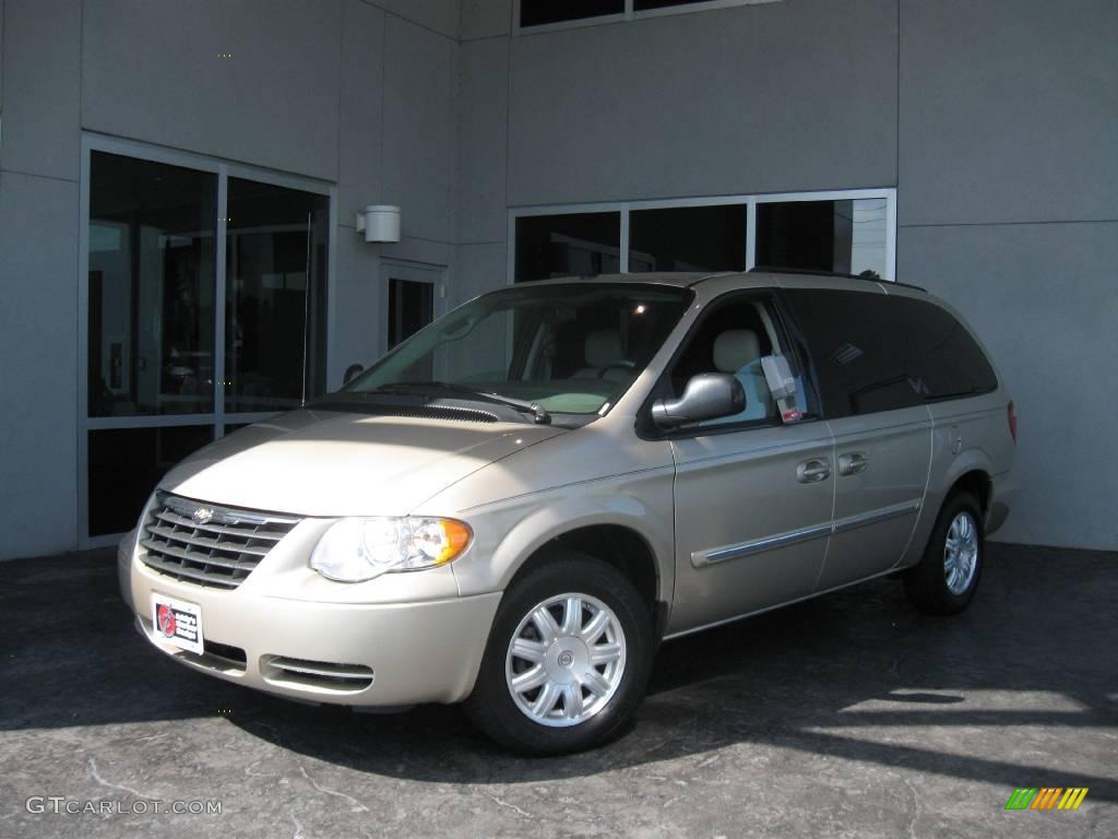 2007 Town & Country Touring - Linen Gold Metallic / Dark Khaki/Light Graystone photo #1