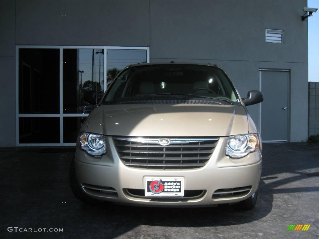 2007 Town & Country Touring - Linen Gold Metallic / Dark Khaki/Light Graystone photo #3