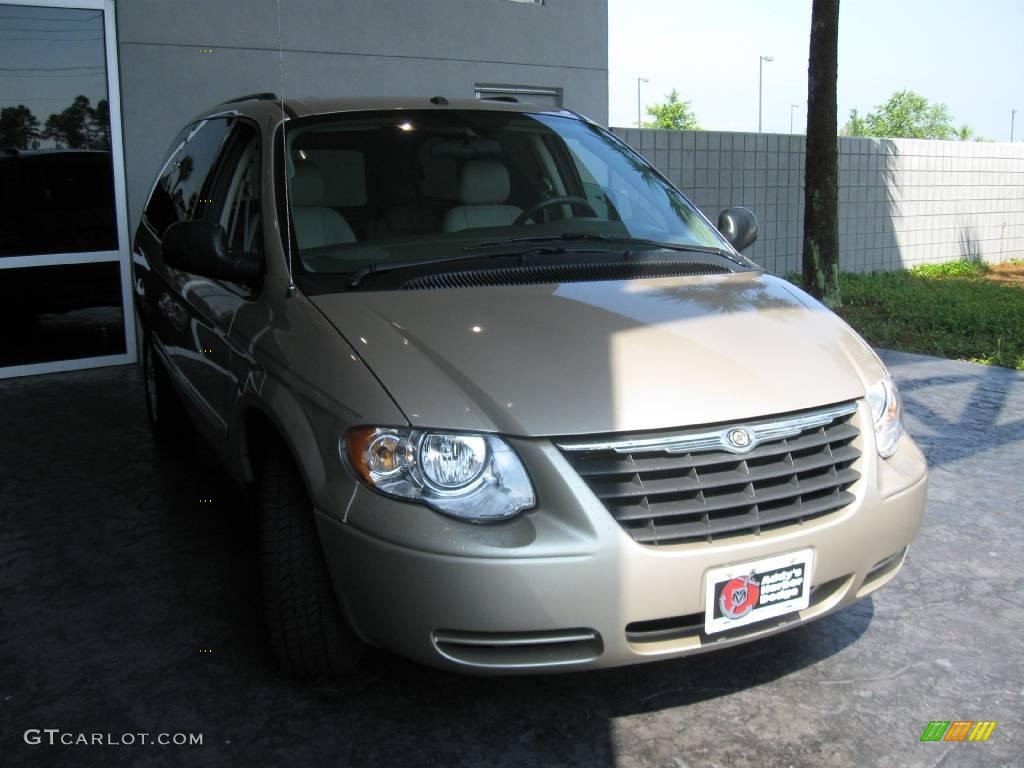 2007 Town & Country Touring - Linen Gold Metallic / Dark Khaki/Light Graystone photo #4