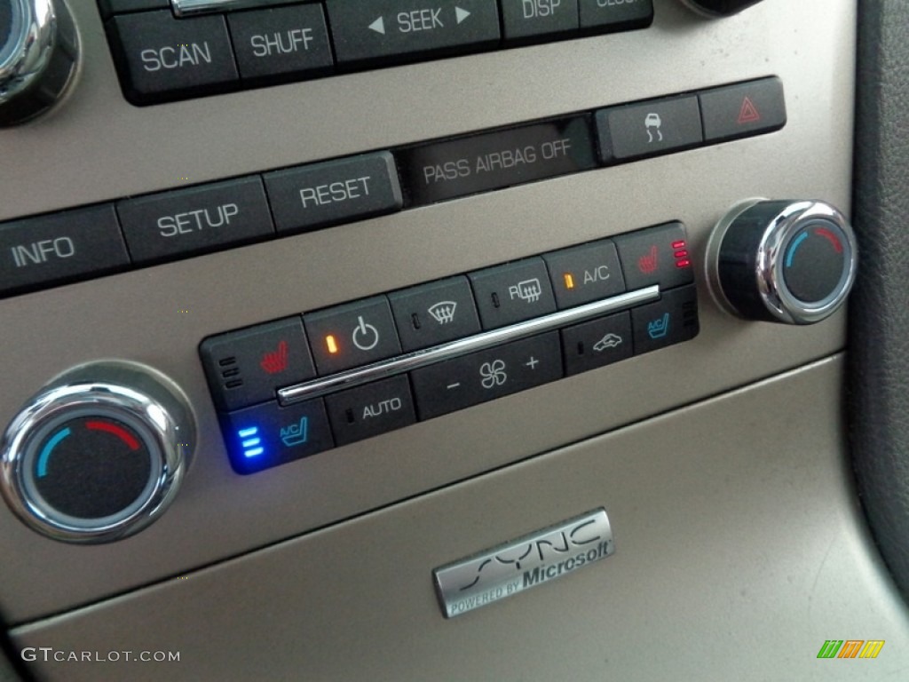 2010 Lincoln MKT FWD Controls Photo #119912701