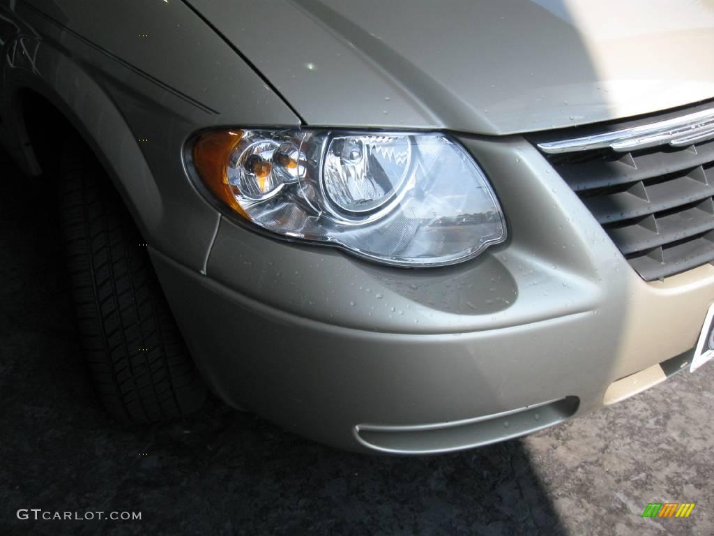 2007 Town & Country Touring - Linen Gold Metallic / Dark Khaki/Light Graystone photo #5