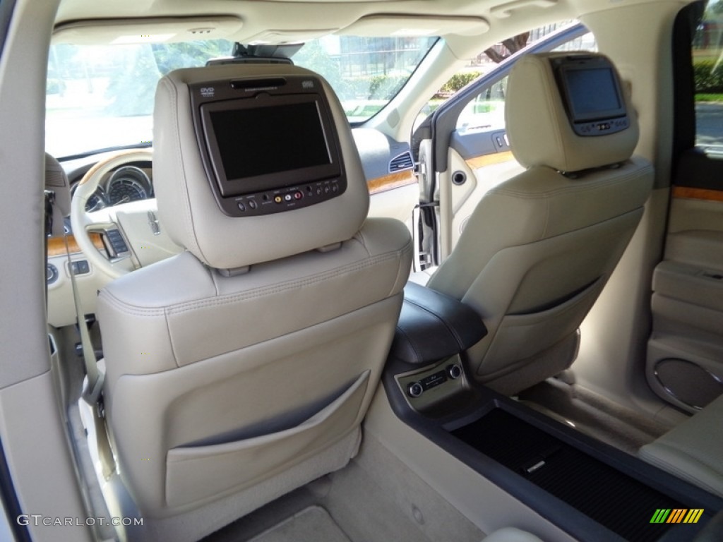 2010 Lincoln MKT FWD Entertainment System Photo #119912788