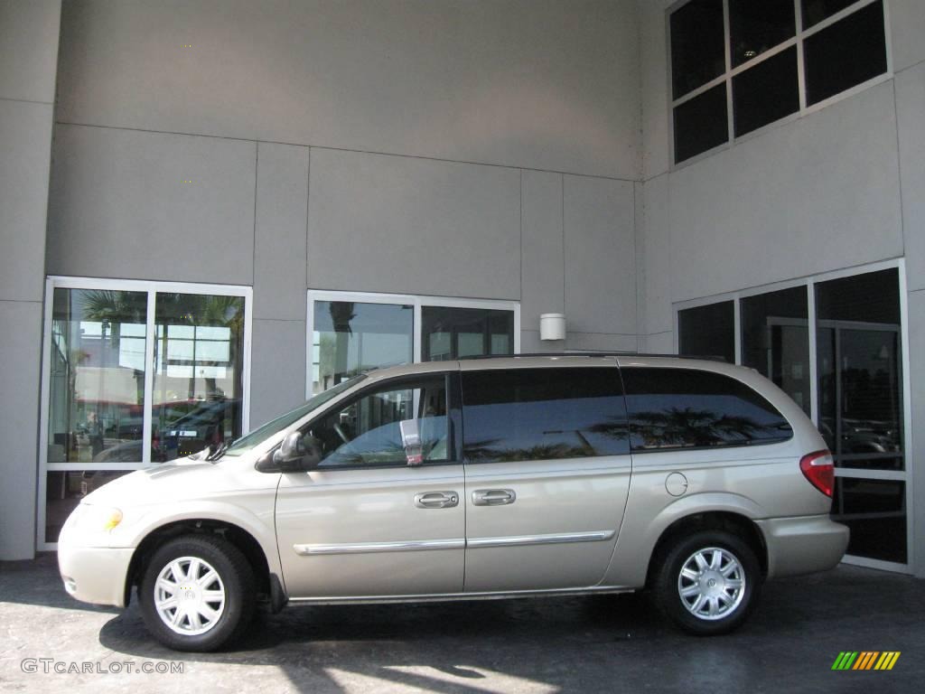 2007 Town & Country Touring - Linen Gold Metallic / Dark Khaki/Light Graystone photo #6