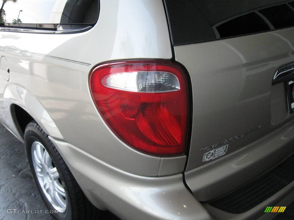 2007 Town & Country Touring - Linen Gold Metallic / Dark Khaki/Light Graystone photo #8