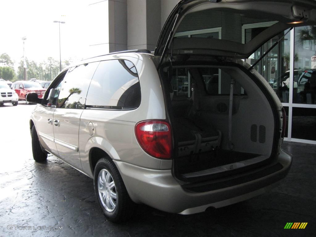 2007 Town & Country Touring - Linen Gold Metallic / Dark Khaki/Light Graystone photo #9