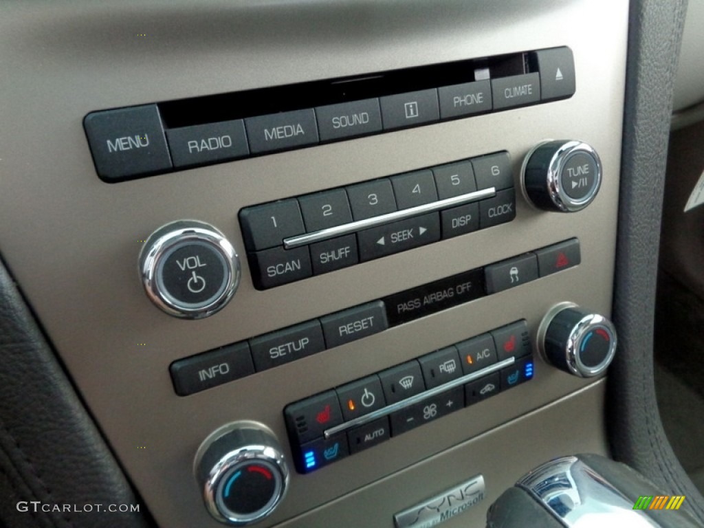 2010 Lincoln MKT FWD Controls Photo #119914159
