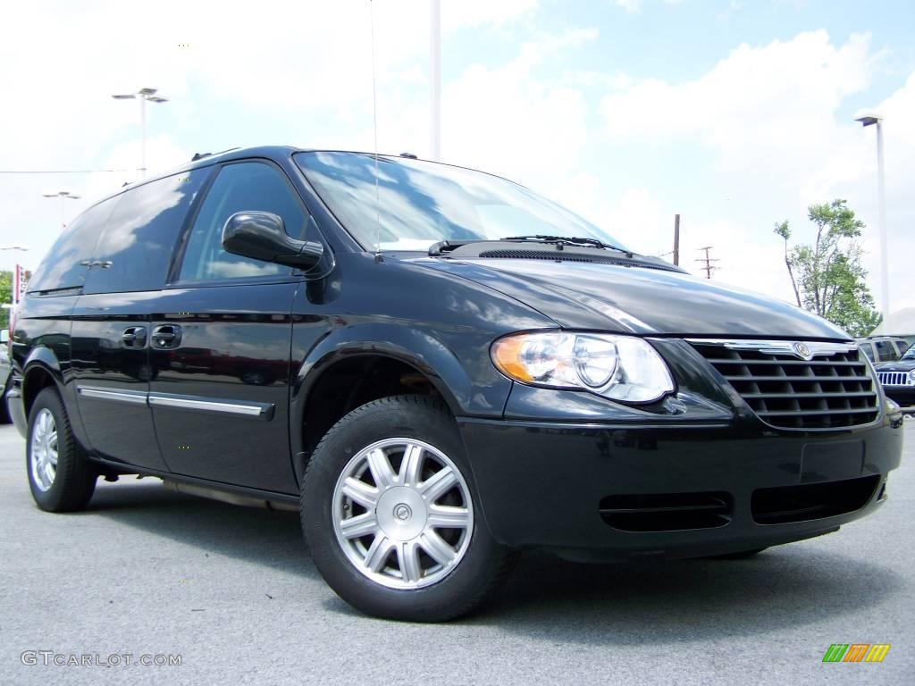 2007 Town & Country Touring - Brilliant Black Crystal Pearl / Medium Slate Gray photo #1
