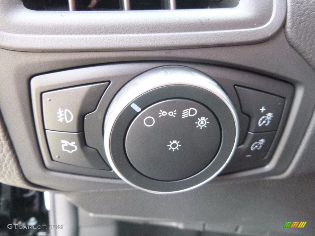 2017 Ford Focus SE Sedan Controls Photo #119919866