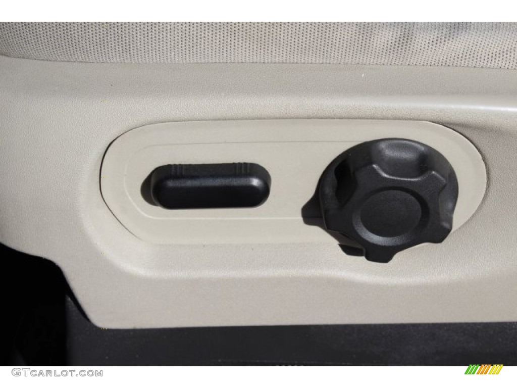 2013 Explorer FWD - Deep Impact Blue Metallic / Medium Light Stone photo #18