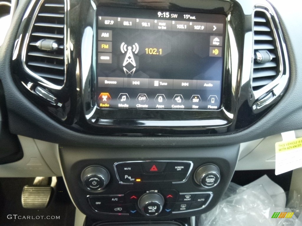 2017 Jeep Compass Limited 4x4 Controls Photo #120004434