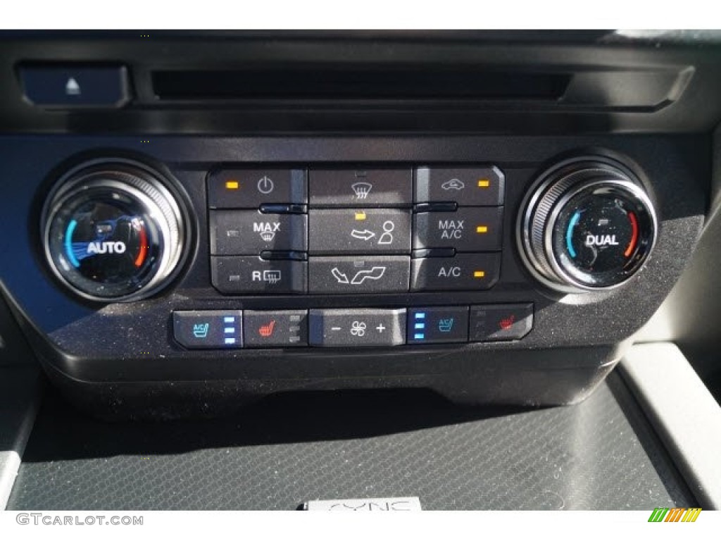 2017 Ford F150 SVT Raptor SuperCrew 4x4 Controls Photo #120019944