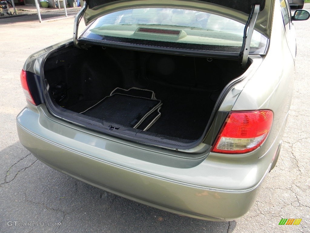 2003 Infiniti I 35 Trunk Photos