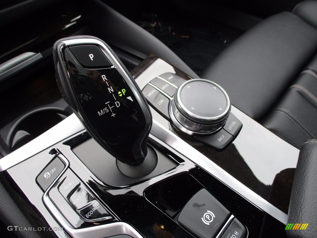 2017 BMW 5 Series 540i xDrive Sedan Transmission Photos