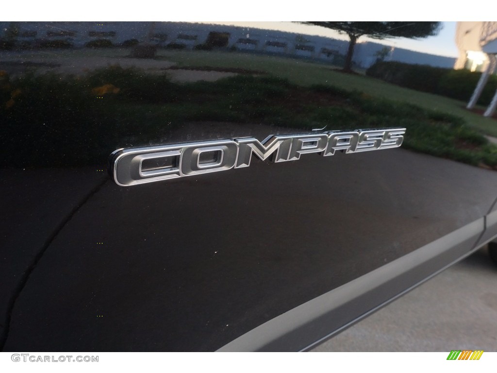 2017 Jeep Compass Latitude Marks and Logos Photos