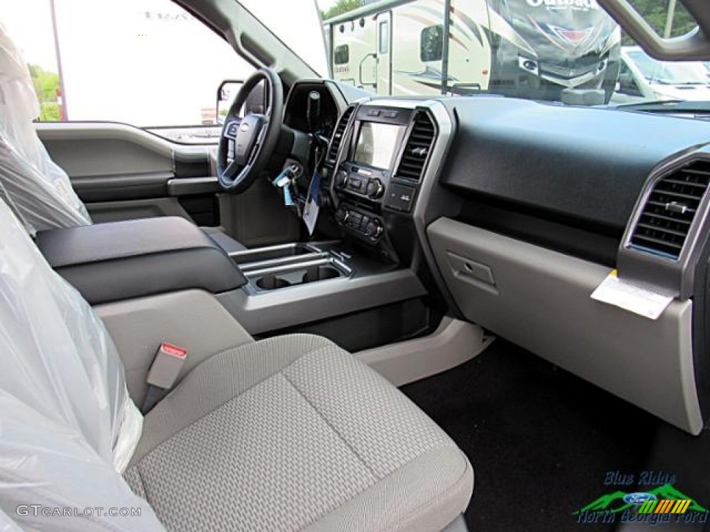 2017 F150 XLT SuperCrew 4x4 - Oxford White / Earth Gray photo #31