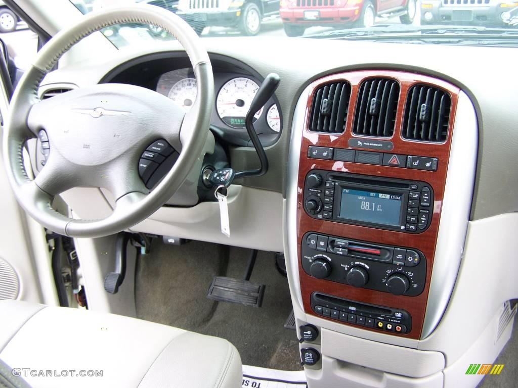 2007 Town & Country Touring - Cool Vanilla White / Dark Khaki/Light Graystone photo #5