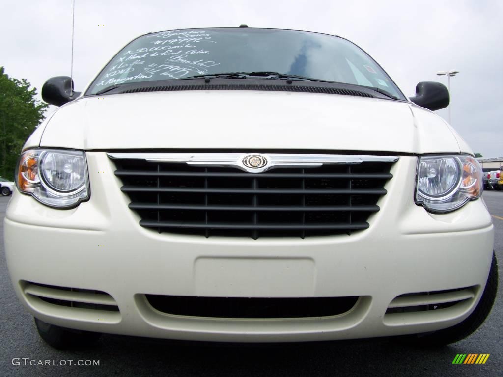 2007 Town & Country Touring - Cool Vanilla White / Dark Khaki/Light Graystone photo #8