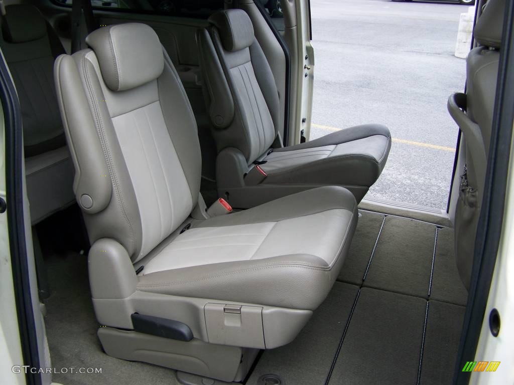 2007 Town & Country Touring - Cool Vanilla White / Dark Khaki/Light Graystone photo #14