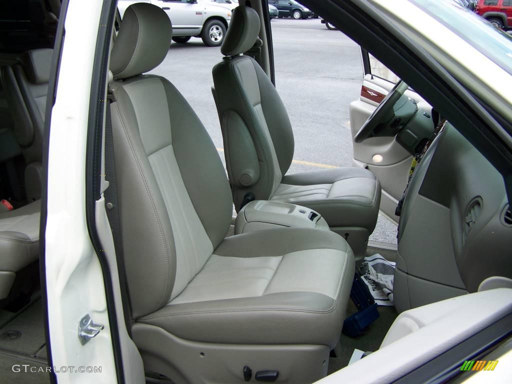 2007 Town & Country Touring - Cool Vanilla White / Dark Khaki/Light Graystone photo #15