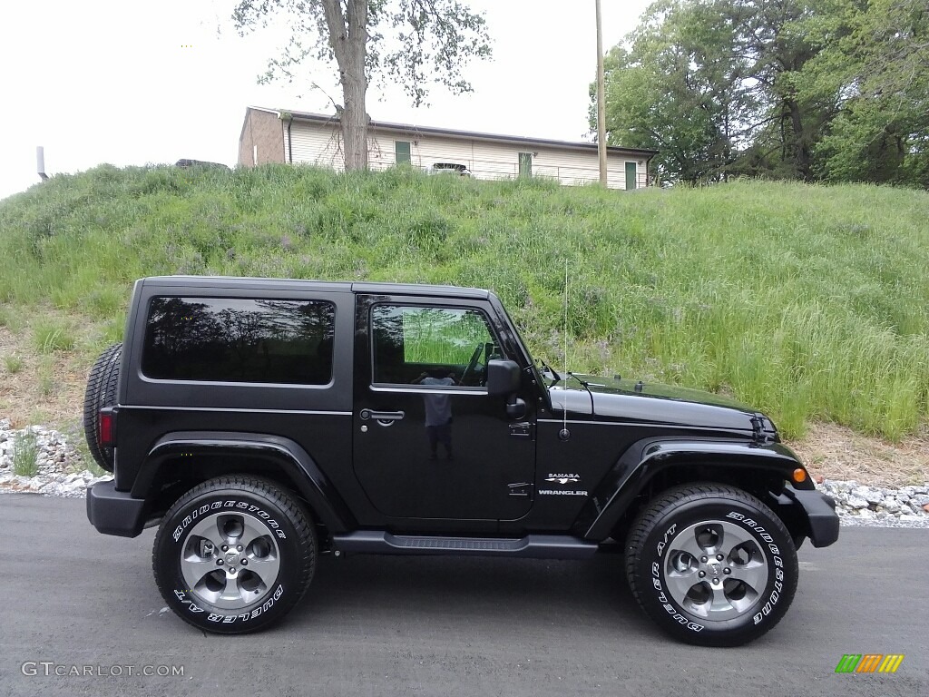 2017 Wrangler Sahara 4x4 - Black / Black photo #5