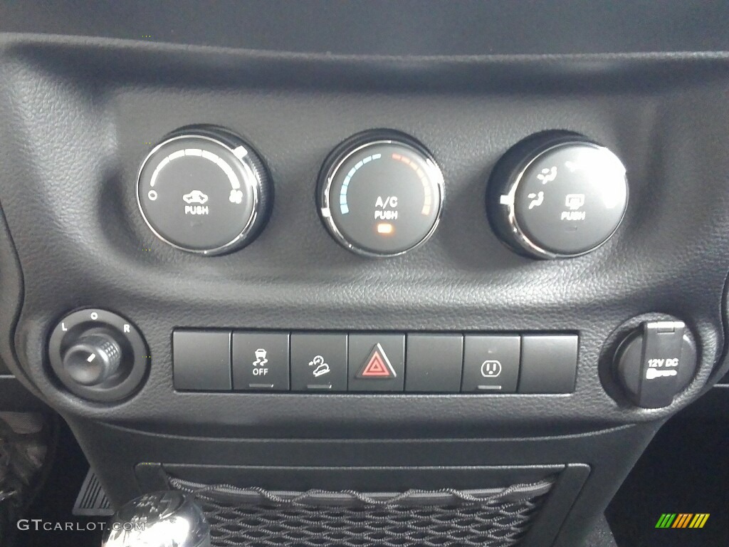 2017 Wrangler Sahara 4x4 - Black / Black photo #19