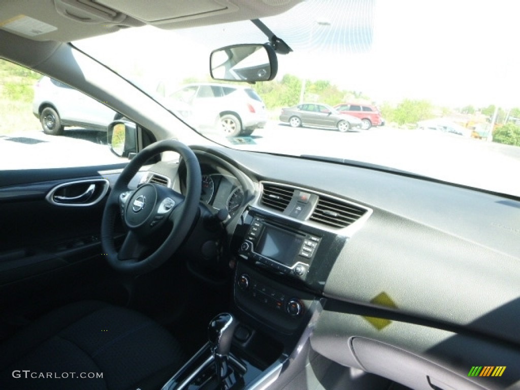 2017 Sentra SR - Aspen White / Charcoal photo #4