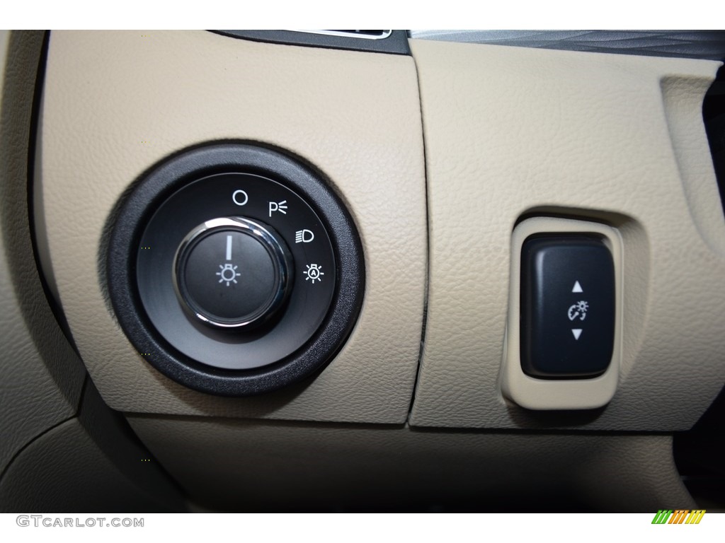 2017 Ford Taurus SEL Controls Photo #120178424