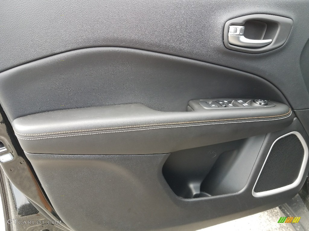 2017 Compass Latitude 4x4 - Black / Black photo #8