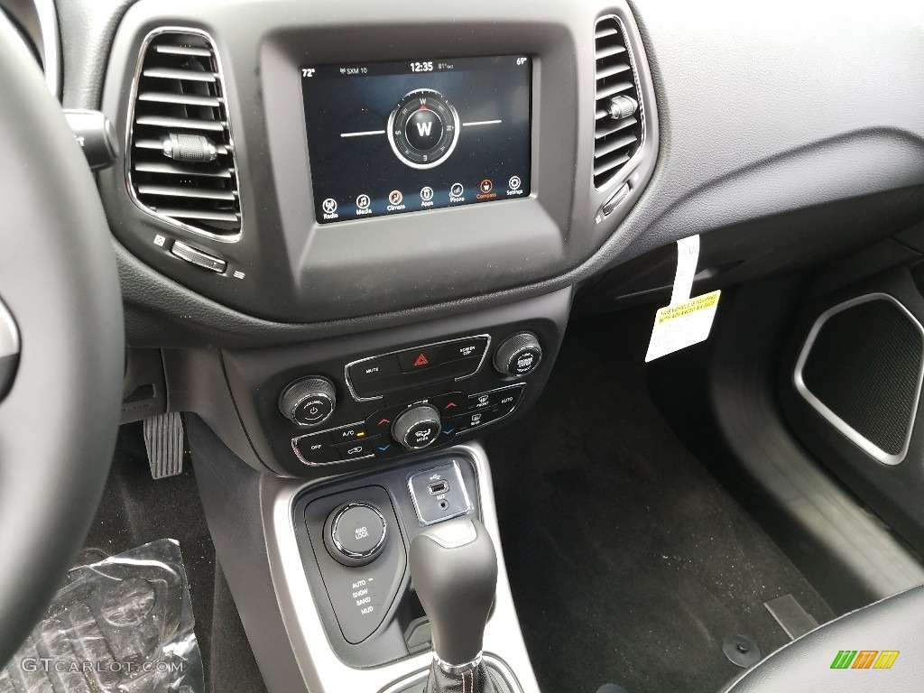 2017 Compass Latitude 4x4 - Black / Black photo #10