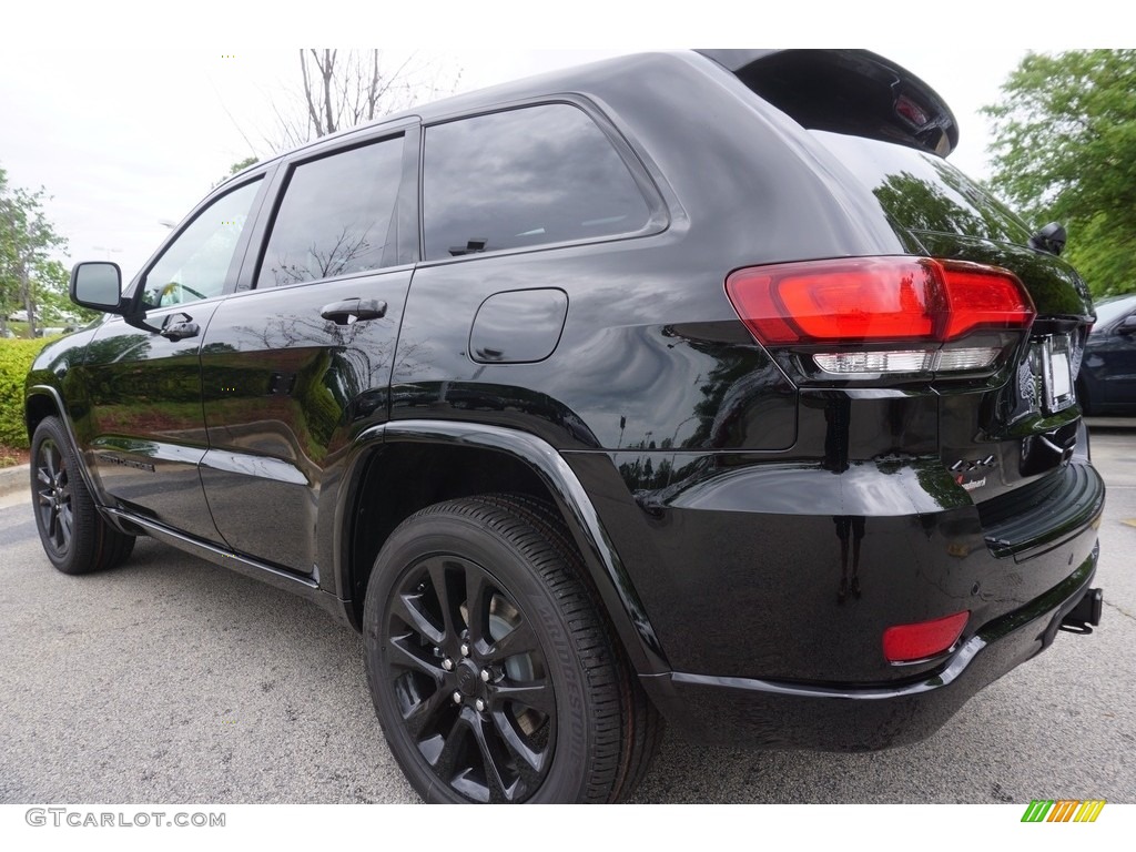 2017 Grand Cherokee Laredo 4x4 - Diamond Black Crystal Pearl / Black photo #2