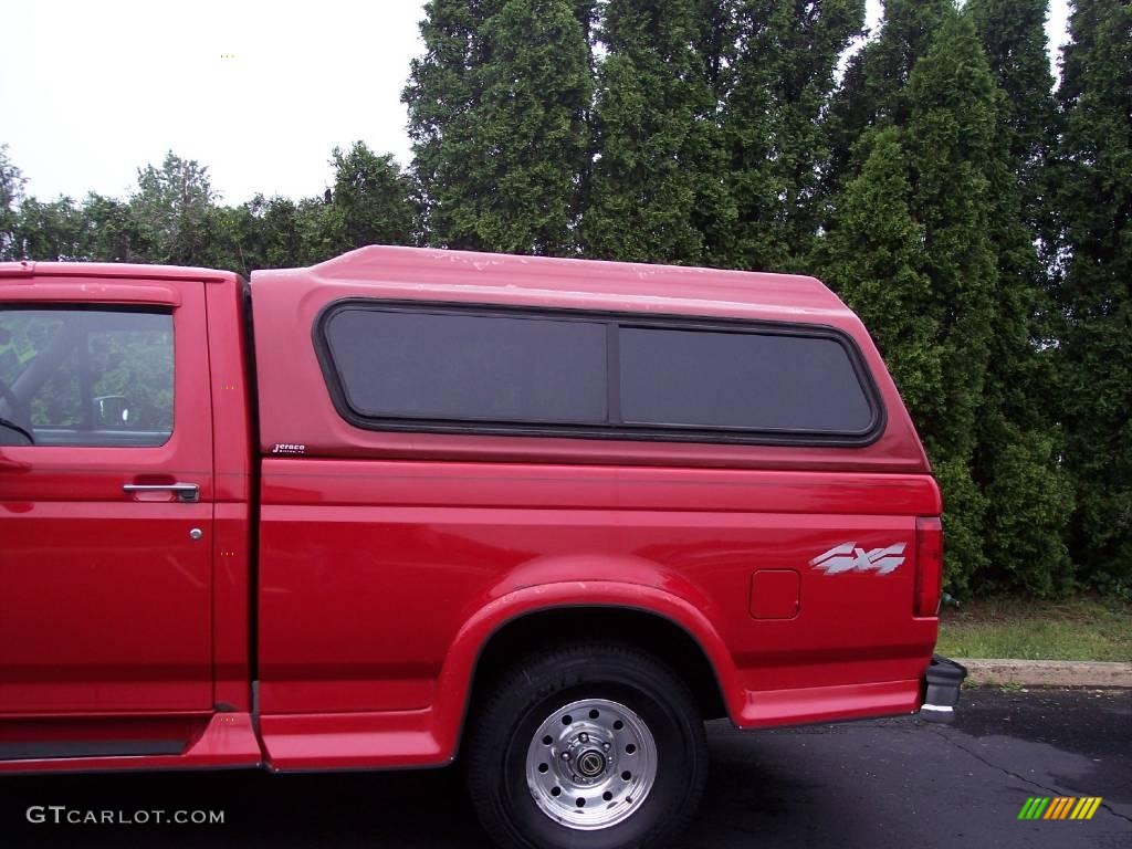 1995 F150 XLT Regular Cab 4x4 - Ultra Red / Gray photo #2