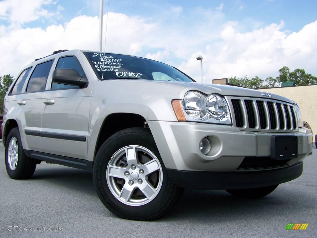 2007 Grand Cherokee Laredo 4x4 - Light Graystone Pearl / Khaki photo #1