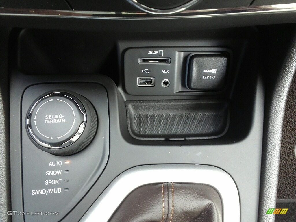 2017 Jeep Cherokee Overland 4x4 Controls Photo #120299303