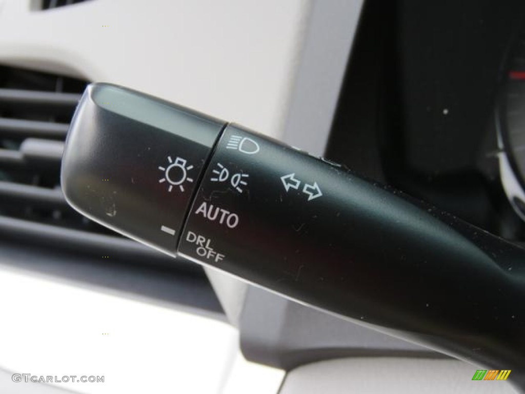 2017 Toyota Sienna L Controls Photo #120323801