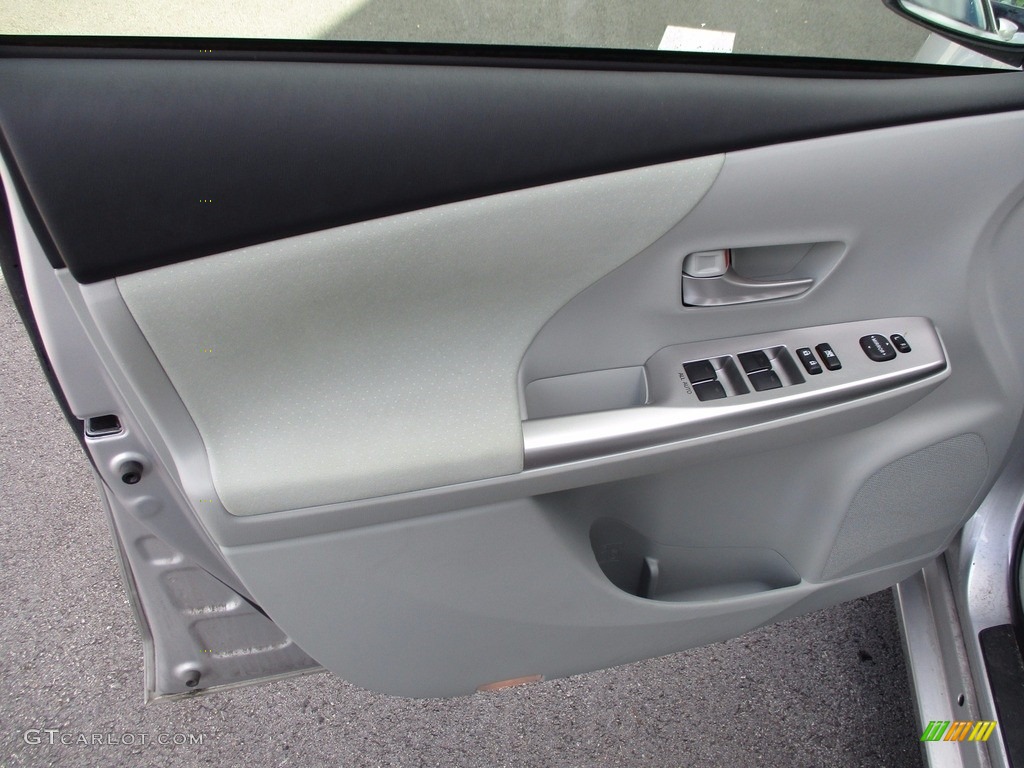 2014 Prius v Two - Classic Silver Metallic / Misty Gray photo #11