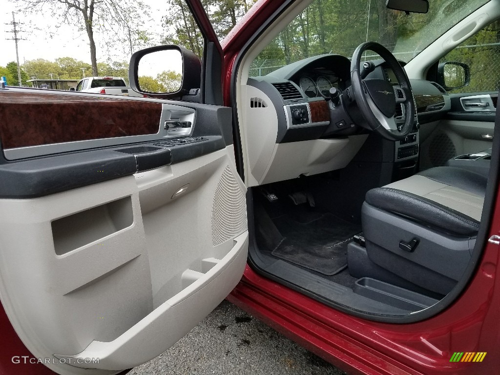 2010 Chrysler Town & Country Touring Front Seat Photos