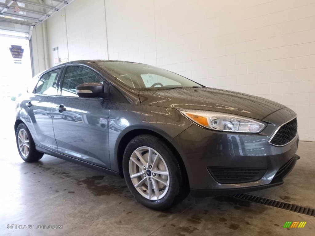 2017 Focus SE Hatch - Magnetic / Charcoal Black photo #1