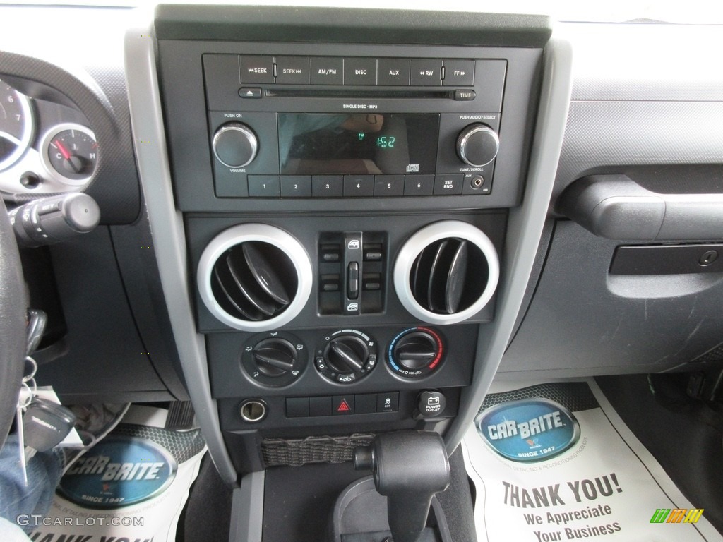 2010 Jeep Wrangler Unlimited Sahara 4x4 Controls Photo #120439153