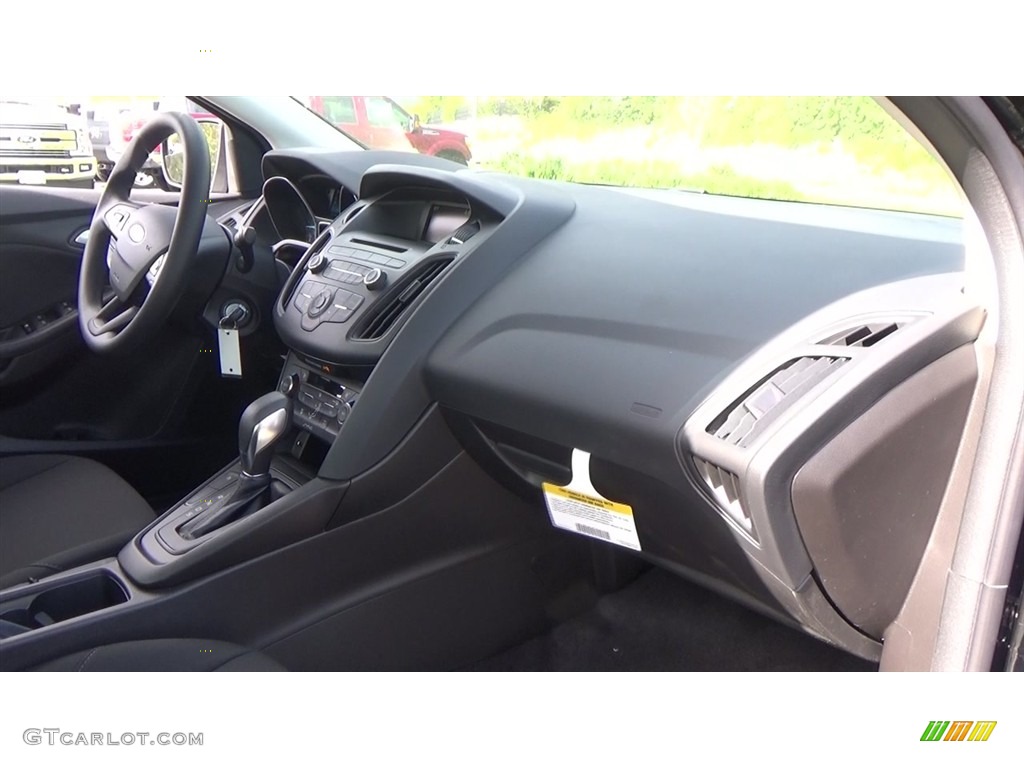 2017 Ford Focus SE Sedan Dashboard Photos