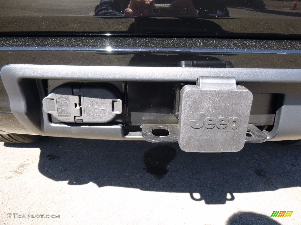 2017 Grand Cherokee Overland 4x4 - Diamond Black Crystal Pearl / Black photo #5