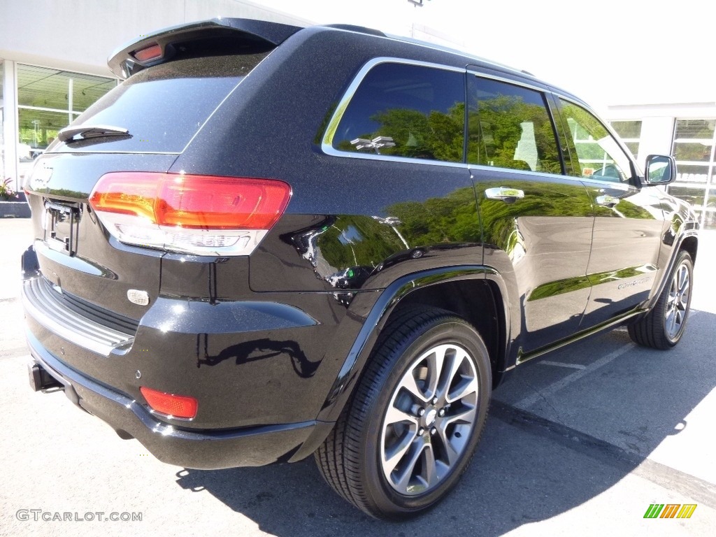 2017 Grand Cherokee Overland 4x4 - Diamond Black Crystal Pearl / Black photo #7