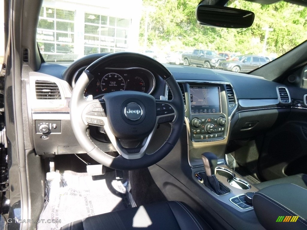 2017 Grand Cherokee Overland 4x4 - Diamond Black Crystal Pearl / Black photo #10