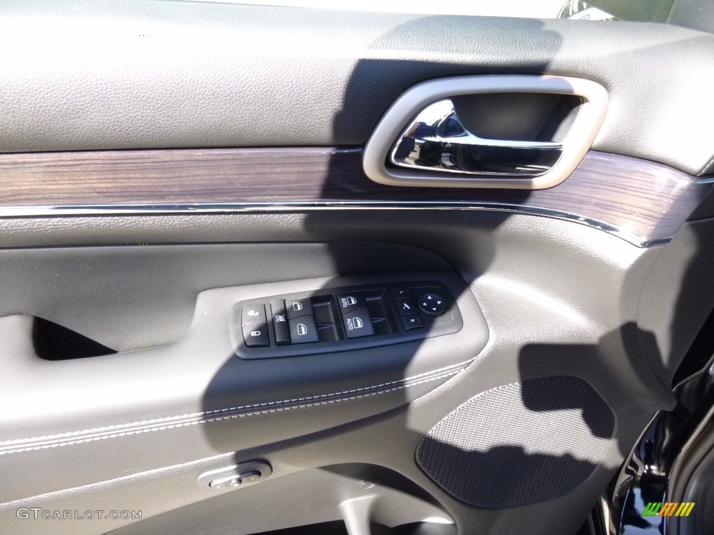 2017 Grand Cherokee Overland 4x4 - Diamond Black Crystal Pearl / Black photo #12