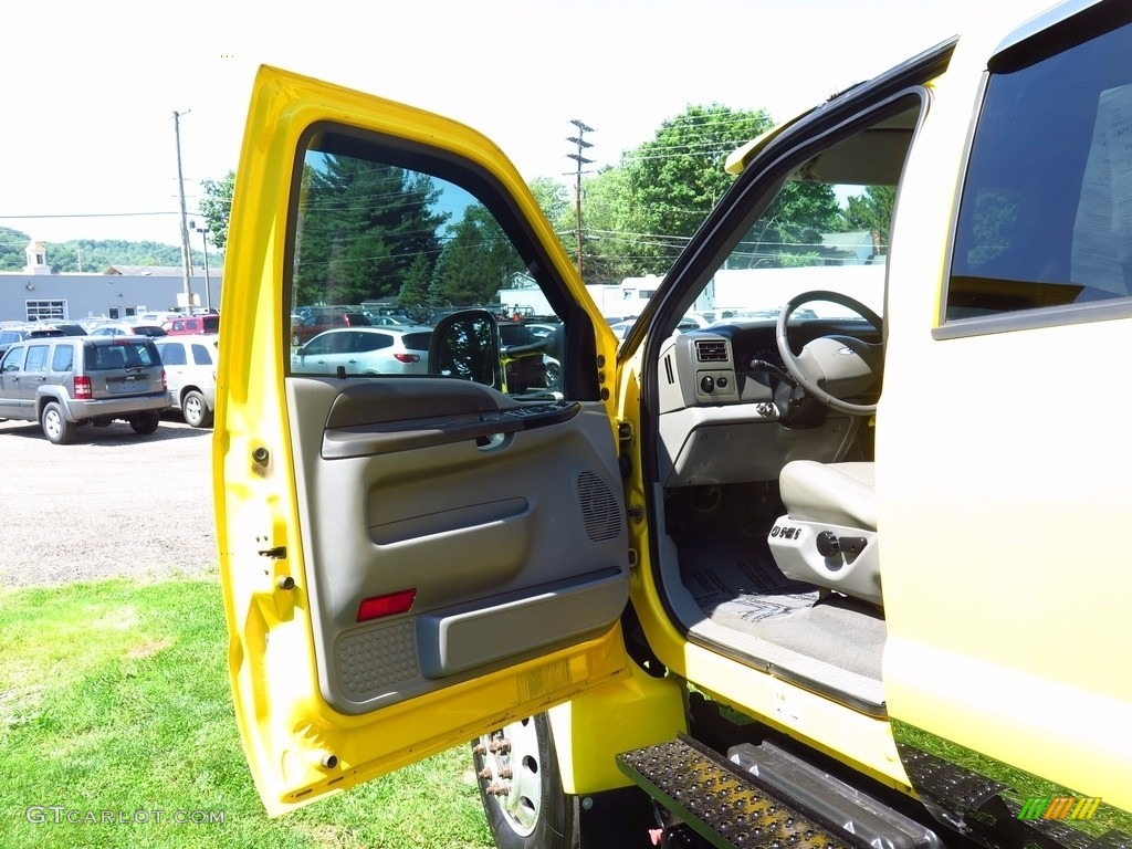 2007 F650 Super Duty XLT CrewCab - Yellow / Medium Dark Flint photo #21