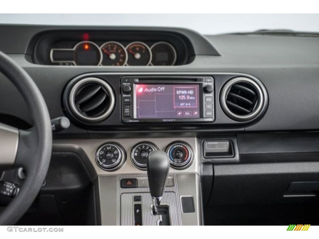 2013 xB  - Super White / Dark Gray photo #5