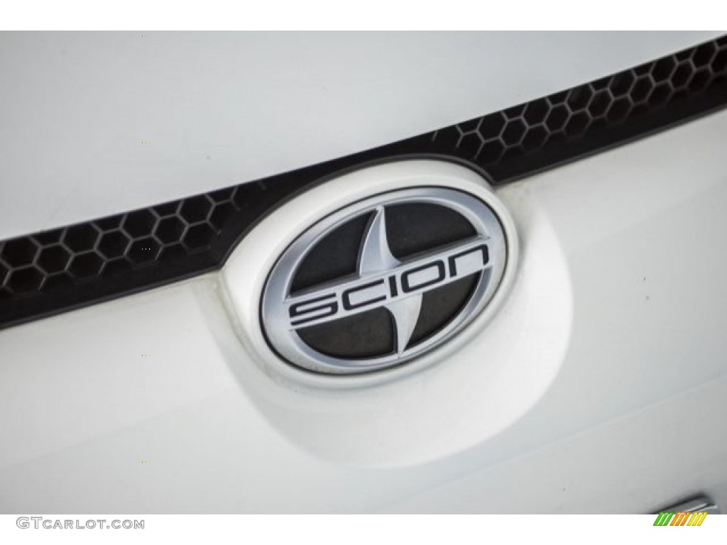 2013 xB  - Super White / Dark Gray photo #28