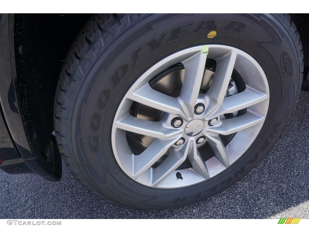 2017 Grand Cherokee Overland 4x4 - Diamond Black Crystal Pearl / Brown/Light Frost Beige photo #5