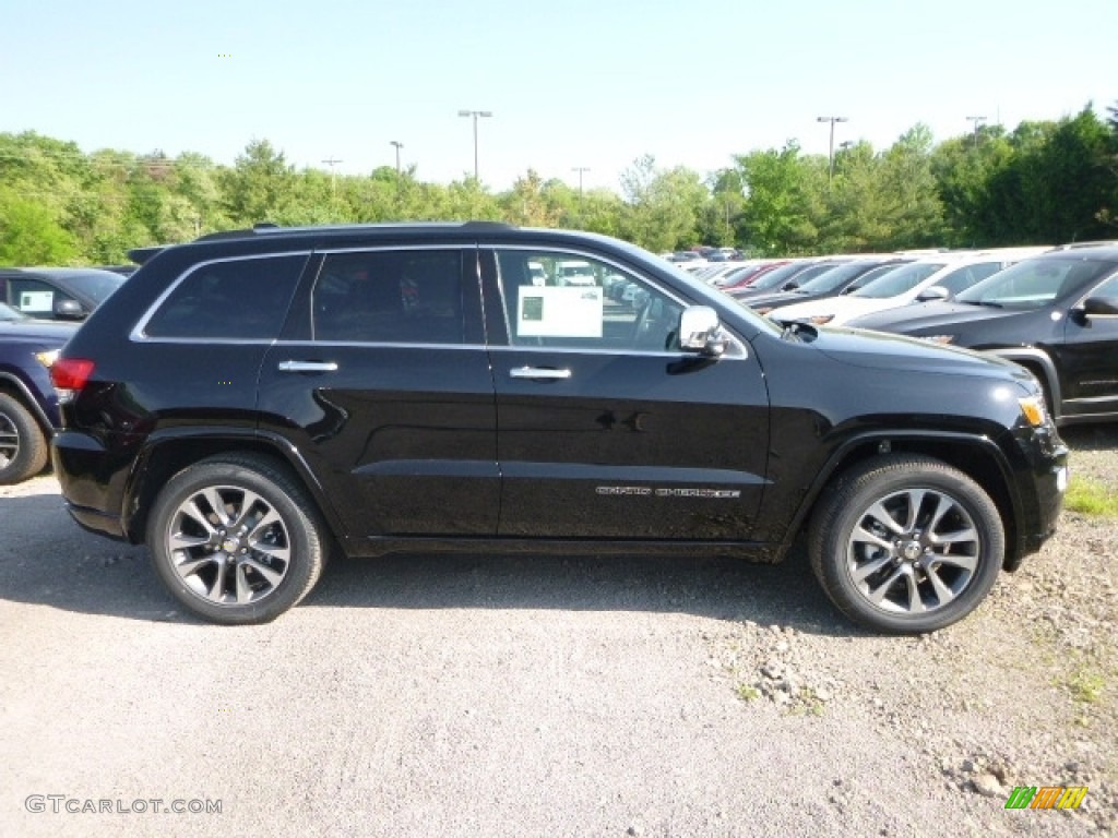 2017 Grand Cherokee Overland 4x4 - Diamond Black Crystal Pearl / Black photo #6