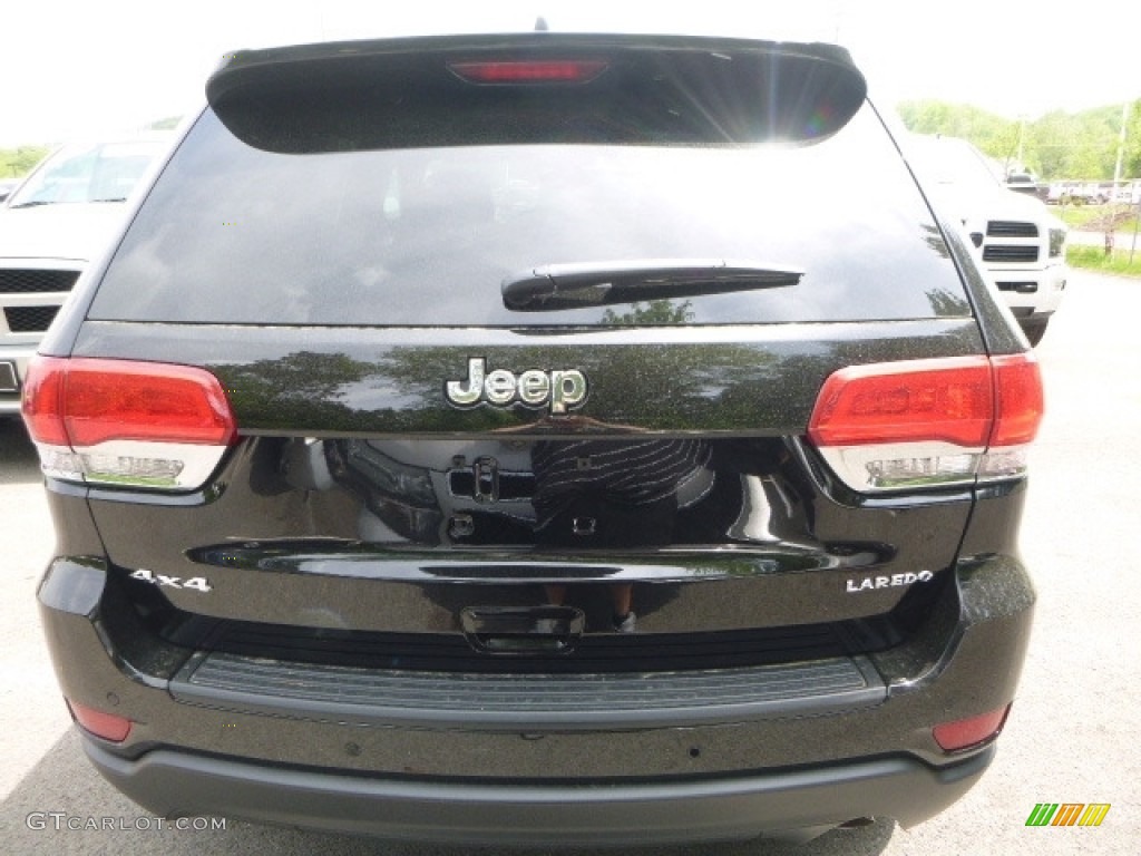 2017 Grand Cherokee Laredo 4x4 - Diamond Black Crystal Pearl / Black photo #5